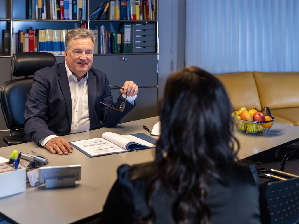 Rechtsanwalt und Notar Christian Geier im Gespräch in seinem Büro.